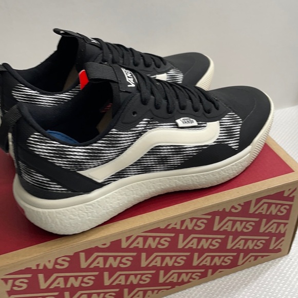 Vans men’s Ultra range Exo black and off white - Picture 5 of 10